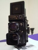 Yashica Mat 124 G mit angesetztem Nahlinsenset Nr. 2 und Streulichtblende, lange Zeit ein beliebtes, preiswertes Einsteigermodell