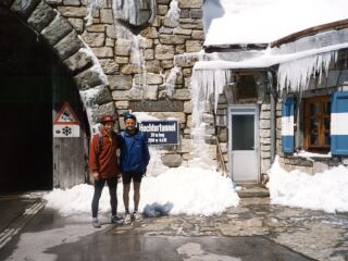 Prof. Herbert Lackinger und Prof. Emmerich Landgraf vor dem Hochtor