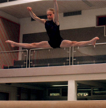 Stefanie Praxmarer bei einem Sprung auf dem Schwebebalken